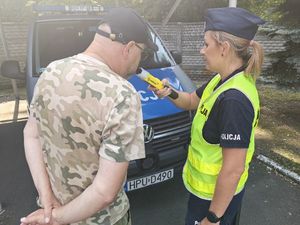 policjantka sprawdzająca stan trzeźwości mężczyzny